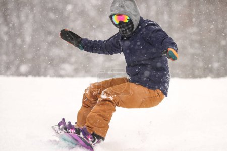 Bild eines Mannes beim Snowboarden