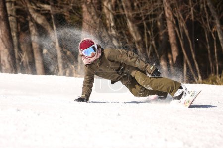 Téléchargez les photos : Image d'une femme snowboard - en image libre de droit