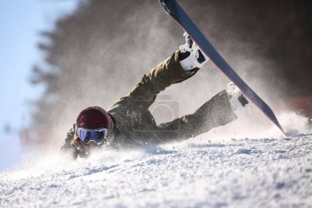 Mujer snowboarder cayendo