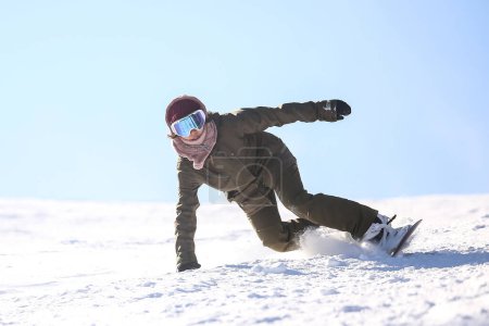 Foto de Imagen de una mujer haciendo snowboard - Imagen libre de derechos