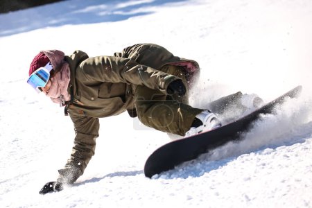 Bild einer Frau beim Snowboarden