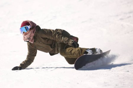 Image d'une femme snowboard