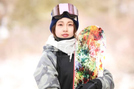 Téléchargez les photos : Image d'une femme en tenue de snowboard - en image libre de droit