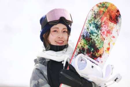 Foto de Imagen de una mujer en ropa de snowboard - Imagen libre de derechos