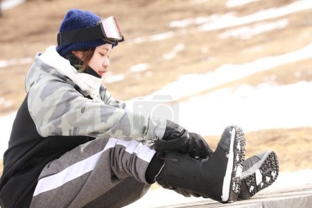 Foto de Mujer con botas de snowboard - Imagen libre de derechos