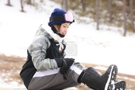 Foto de Mujer con botas de snowboard - Imagen libre de derechos