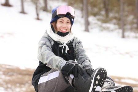 Téléchargez les photos : Femme portant des bottes de snowboard - en image libre de droit