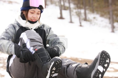 mujer con botas de snowboard