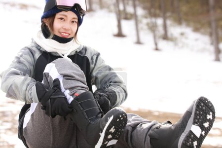 Téléchargez les photos : Femme portant des bottes de snowboard - en image libre de droit