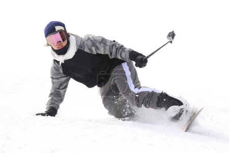 Téléchargez les photos : Femme snowboarder en utilisant une caméra d'action - en image libre de droit