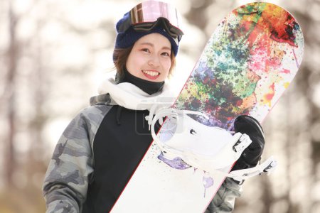 Téléchargez les photos : Image d'une femme en tenue de snowboard - en image libre de droit