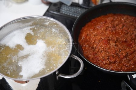 Téléchargez les photos : Comment faire bouillir les spaghettis - en image libre de droit