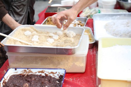 Foto de Añadir ingredientes a mochi recién hecho - Imagen libre de derechos