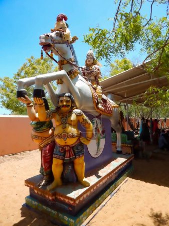 Caballo y estatua en Guardianes del Linaje (Kuladeivam Templos en Tamil Nadu, India)