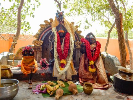 Foto de Guardianes del linaje (Kuladeivam Templos en Tamil Nadu, India) - Imagen libre de derechos