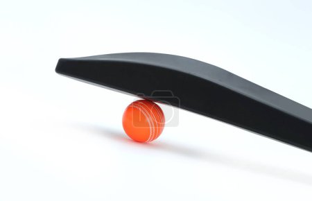 Windball mit schwarzem PVC-Cricketschläger isoliert 