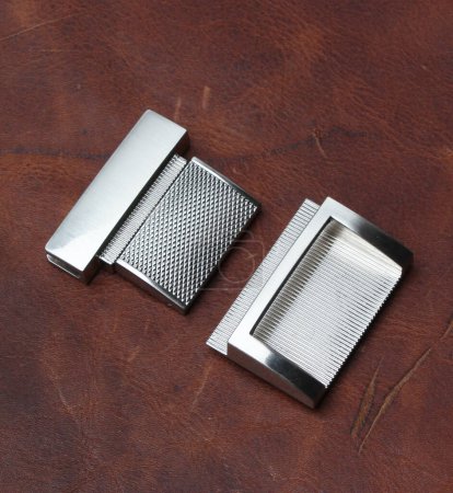 Metall-Accessoires für Taschen isoliert auf Lederhintergrund
