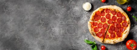 Téléchargez les photos : Pepperoni Pizza au fromage Mozzarella, Salami, Sauce tomate, Stone Pizza au four - en image libre de droit