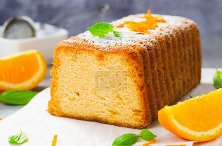Orangen-Pfund-Kuchen, feuchter Laib mit Orangenschale auf hellem Hintergrund