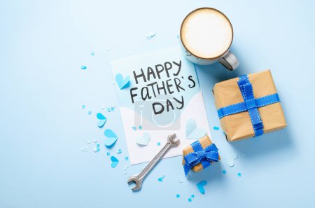 Happy Vatertagskonzept, Grußkarte, Vatertagsfrühstück mit netten Buchstaben auf hellblauem Hintergrund