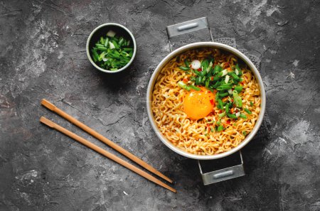 Téléchargez les photos : Nouilles instantanées de style coréen, Shin Ramyeon ou Ramyun avec oeuf, échallion et bouillon, soupe de nouilles sur fond sombre - en image libre de droit