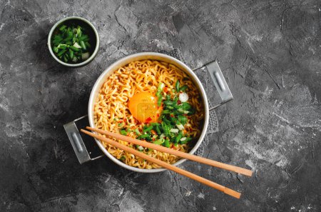 Téléchargez les photos : Nouilles instantanées de style coréen, Shin Ramyeon ou Ramyun avec oeuf, échallion et bouillon, soupe de nouilles sur fond sombre - en image libre de droit