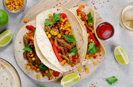 Téléchargez les photos : Tacos mexicains au boeuf et légumes, Tacos al Pastor sur fond de béton gris - en image libre de droit
