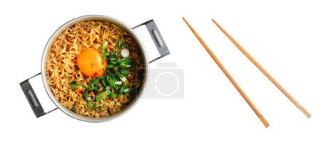 Téléchargez les photos : Nouilles instantanées de style coréen, Shin Ramyeon ou Ramyun avec oeuf, échallion et bouillon, soupe de nouilles fond isolé blanc - en image libre de droit