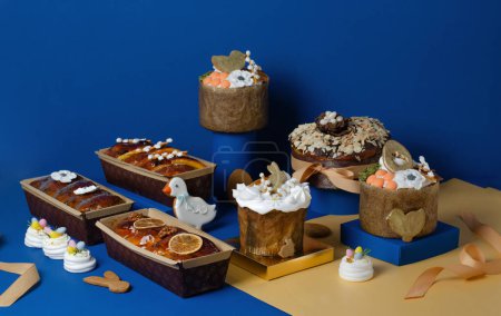 Foto de Surtido de dulces de Pascua, Panettone, Pan dulce, Kulich, Composición de pastel de Pascua - Imagen libre de derechos