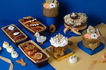 Foto de Surtido de dulces de Pascua, Panettone, Pan dulce, Kulich, Composición de pastel de Pascua - Imagen libre de derechos