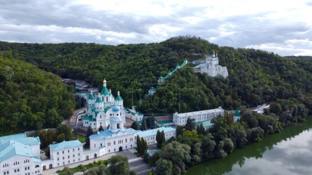 Téléchargez les photos : Sainte Dormition Svyatogorsk Lavra d'une vue d'oiseau. Monument à Artyom. Photo de drone. - en image libre de droit