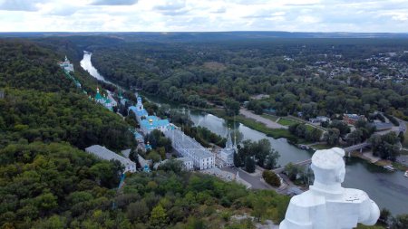 Téléchargez les photos : Sainte Dormition Svyatogorsk Lavra d'une vue d'oiseau. Monument à Artyom. Photo de drone. - en image libre de droit