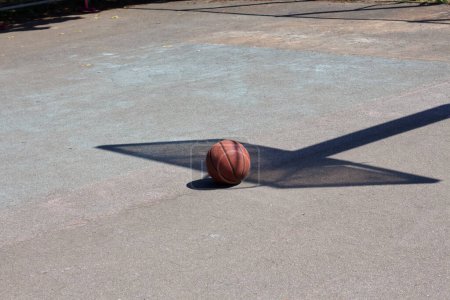 Téléchargez les photos : L'ombre d'un panneau arrière de basket sur un terrain de sport de cour - en image libre de droit