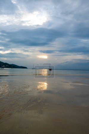 Foto de Hermosa puesta de sol en la playa del océano en Tailandia - Imagen libre de derechos