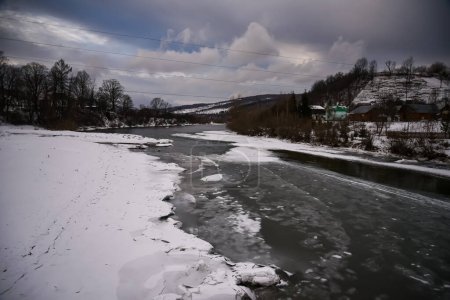 Foto de Un río de montaña medio congelado en los Cárpatos Ucranianos. - Imagen libre de derechos