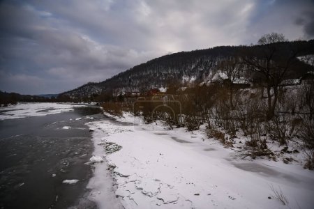 Foto de Un río de montaña medio congelado en los Cárpatos Ucranianos. - Imagen libre de derechos
