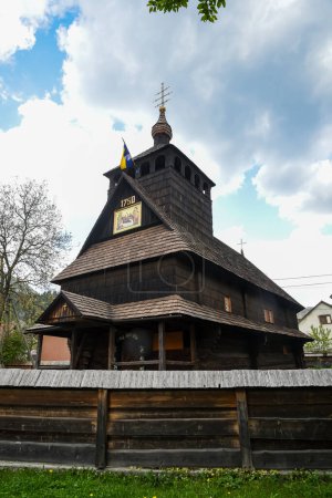 Iglesia de madera en un pueblo en el oeste de Ucrania