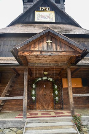 Holzkirche in einem Dorf in der Westukraine