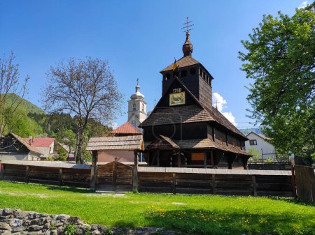 Iglesia de madera en un pueblo en el oeste de Ucrania