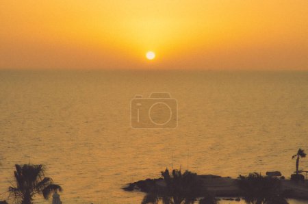 Sonnenuntergang am Ufer des Roten Meeres