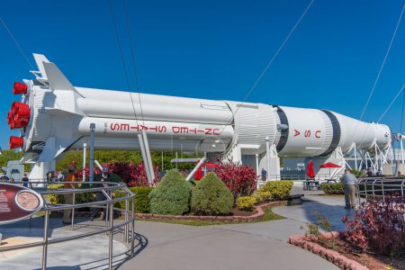 Téléchargez les photos : Une fusée Saturn sur le côté au KennedY Space Center en Floride. - en image libre de droit