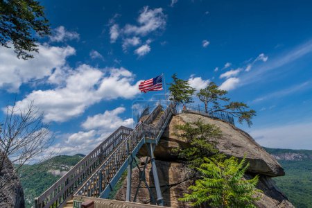 Foto de Una larga escalera que conduce a la cima de Chimney Rock en Carolina del Norte. - Imagen libre de derechos