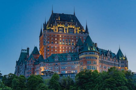 Vista de cerca al atardecer del Hotel Frontenac en Quebec City Canadá