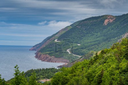Foto de Una vista de la ruta Cabot Trail mirando hacia el norte en Cape Breton Island en Canadá - Imagen libre de derechos
