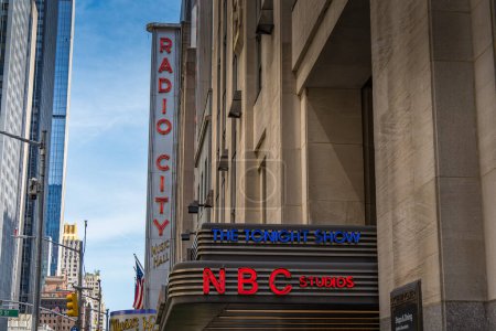 Téléchargez les photos : Vue du Radio City Music Hall à l'extérieur des studios NBC à New York - en image libre de droit