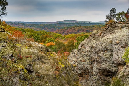Foto de Una vista del Jardín de los Dioses en el sur de Illinois con colores de otoño. - Imagen libre de derechos