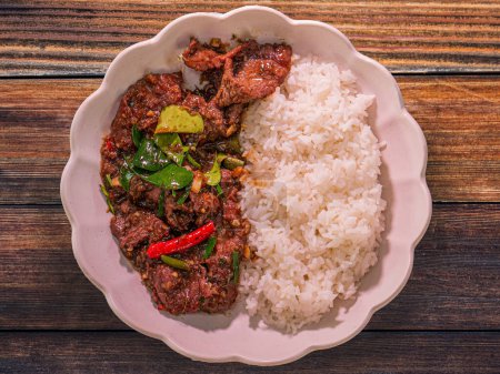 wagrill Kaffir Limettenblätter, auch als Thai-Basilikum-Rindfleisch bekannt, ist ein beliebtes thailändisches Gericht, das für seine kühnen Aromen und aromatischen Gewürze bekannt ist..