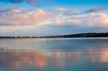 Téléchargez les photos : Beau paysage avec de l'eau de lac et de beaux nuages dans le ciel du soir - en image libre de droit