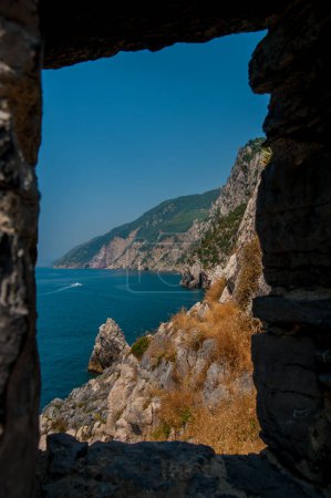 Foto de Costa de Liguria. Vista desde la antigua fortaleza sobre rocas y en la ciudad de Portovenere, Italia - Imagen libre de derechos