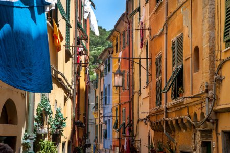 Téléchargez les photos : Vue sur la rue Coloré authentique italien du village Portovenere, Italie. Cinque terre - en image libre de droit